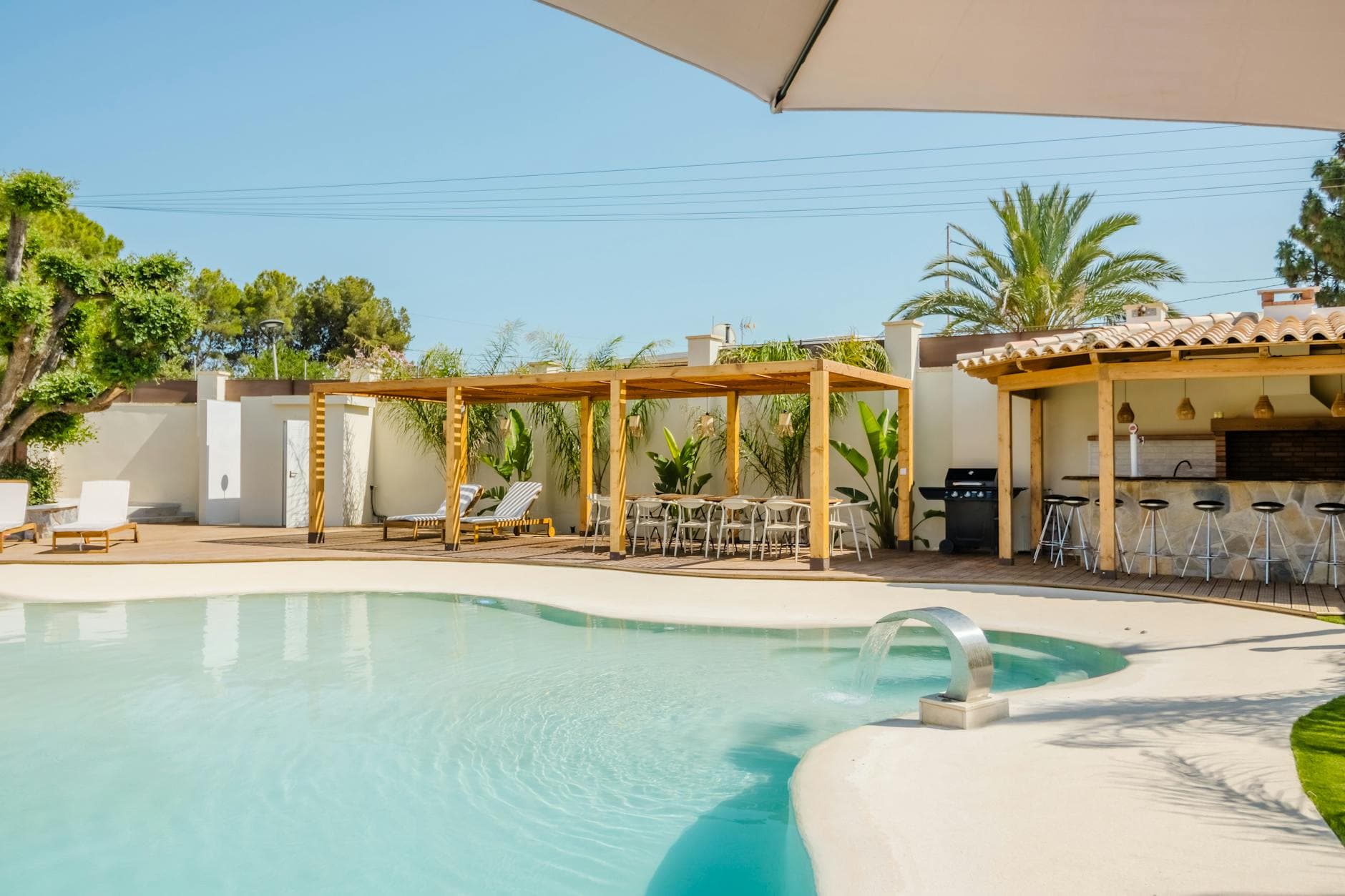 Mediterranean villa with pool, representative of the properties Lucien manages
